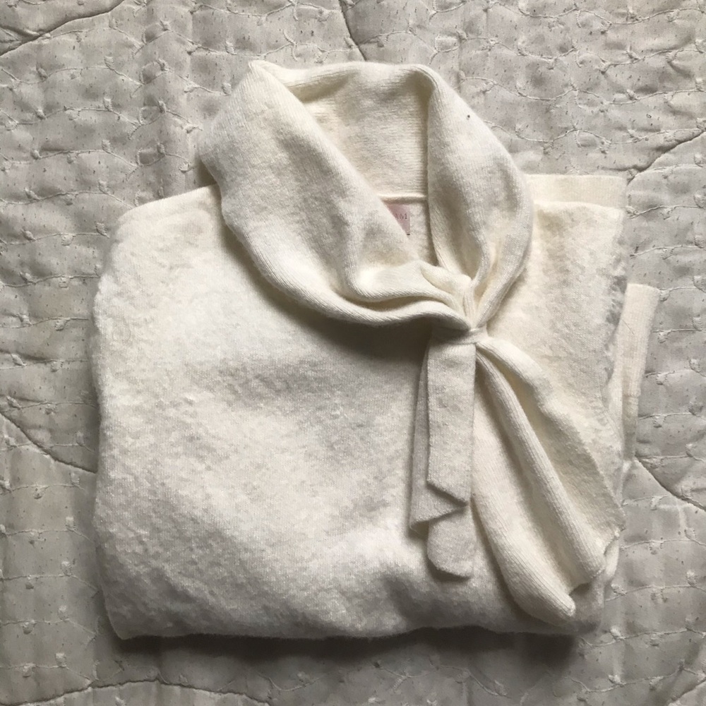 Bow-neck Gal Meets Glam sweater in white